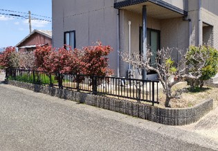 出雲市で施工した木調フェンスの外構リフォーム