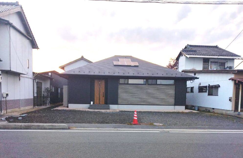 出雲市 外構リフォーム 施工前の庭と駐車場の様子