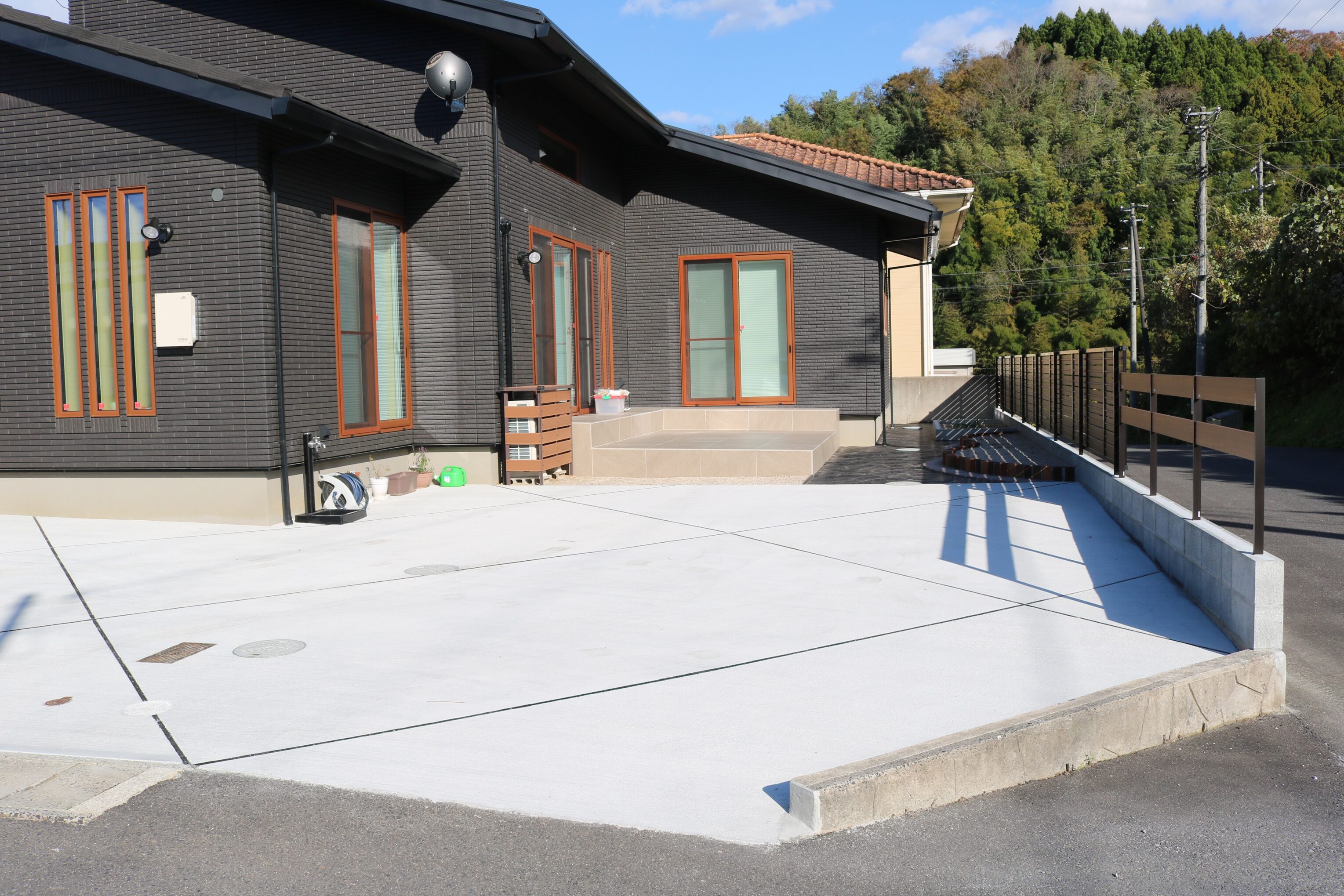 出雲市 外構リフォーム 完成後の駐車場と外構全体の写真