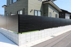 出雲市で施工した完全目隠しフェンスと人工芝の庭
